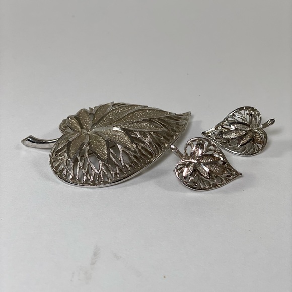 Signed Coro Silver Tone Raised Leaf Brooch with Matching Clip On Earrings - Picture 2 of 7